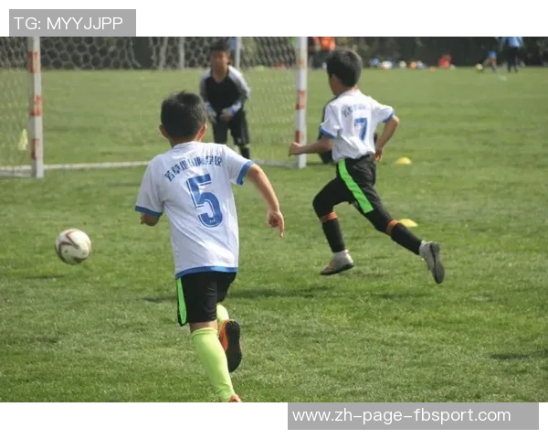 双人踢足球的乐趣与技巧分享让你在球场上尽情挥洒青春活力